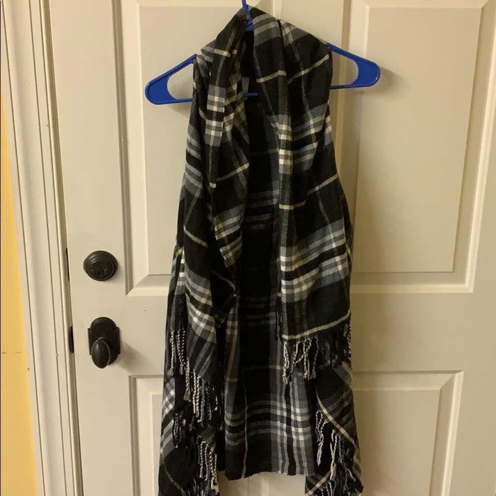 Black and white sleeveless kimono
